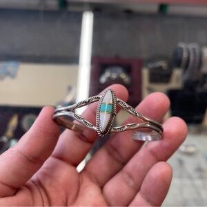 Material:925 silver
Stone: turquoise, MOP
Size: 6”
Cuff adjustable